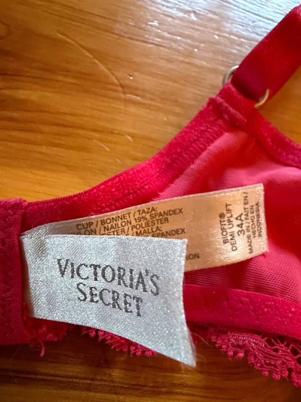 Victoria's Secret Red Lace Push-Up Bra - Picture 2 of 3